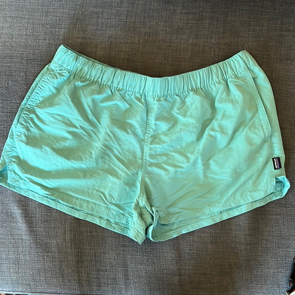 Patagonia Womens Barely Baggies Shorts     2 1/2” Large